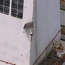 Estrutura da chaminé ficou danificada com a colisão em pilar da Ponte Rio-Niterói — Foto: Reprodução/TV Globo