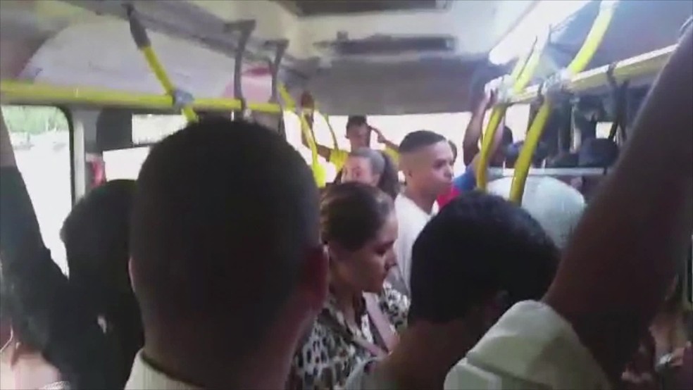 Homens desrespeitam o vagão exclusivo para mulheres no BRT — Foto: Reprodução/TV Globo