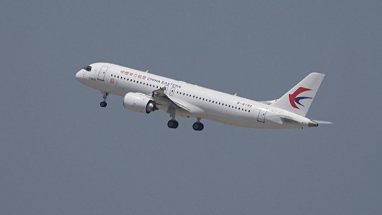 Jato chinês C919,que almeja ser rival de Boeing e Airbus, realiza primeiro voo com passageiros