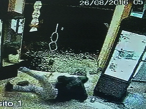 Ladrão tombou durante fuga a furto em ótica de Avaré (Foto: Reprodução/TV TEM)