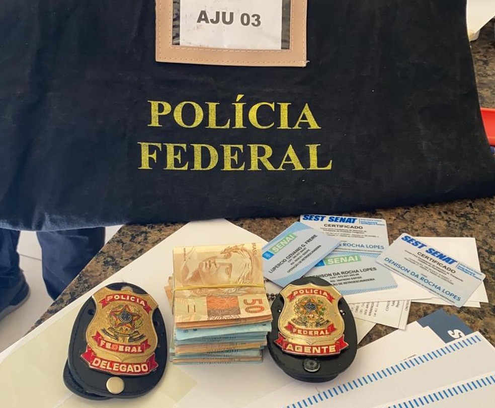 Polícia Federal em Aracaju contra grupo que falsificava documentos e certificados — Foto: PF/Divulgação