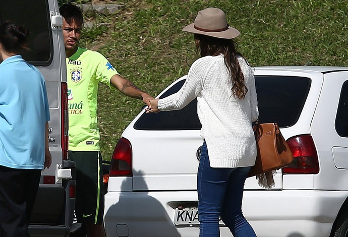 Neymar e Bruna Marquezine no treino da Seleção (Foto: EFE)