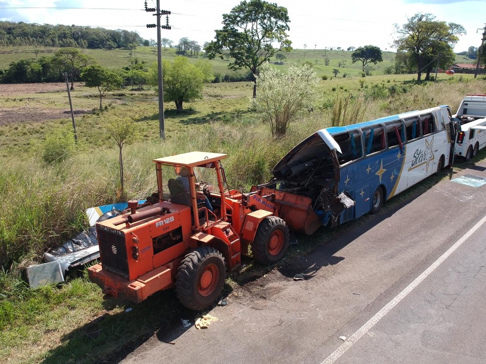 Acidente entre ônibus e caminhão deixou dezenas de mortos em rodovia de Taguaí (SP) — Foto: William Silva/TV TEM