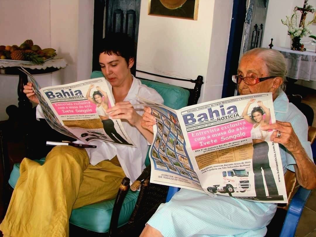Adriana Calcanhoto e Dona Canô leem o jornal (Foto: Reprodução Instagram)