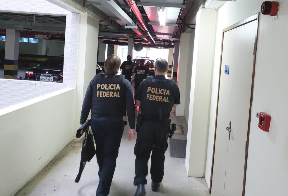 Policiais federais cumprem 20 mandados de busca e apreensão na Operação Faraó — Foto: PF/Divulgação