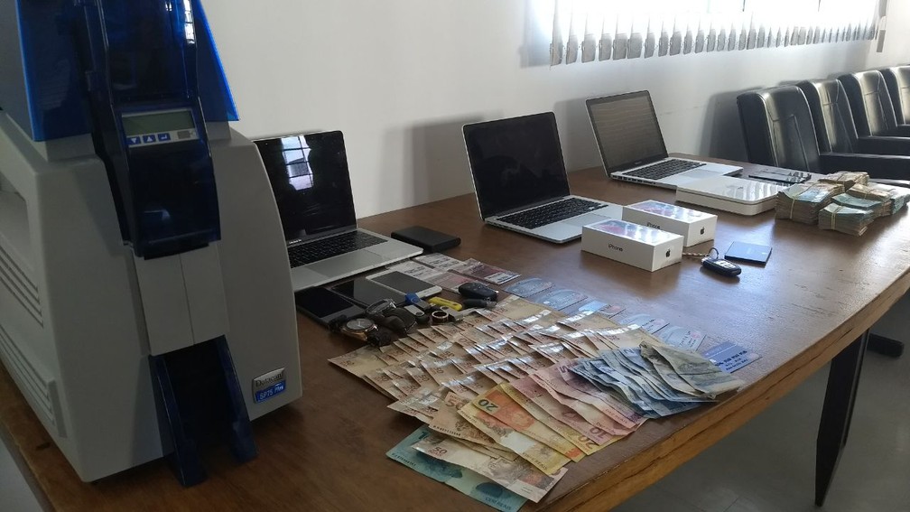 Com os presos, os policiais apreenderam dinheiro, computadores e outros equipamentos eletrÃ´nicos  (Foto: DivulgaÃ§Ã£o/PolÃ­cia Civil )