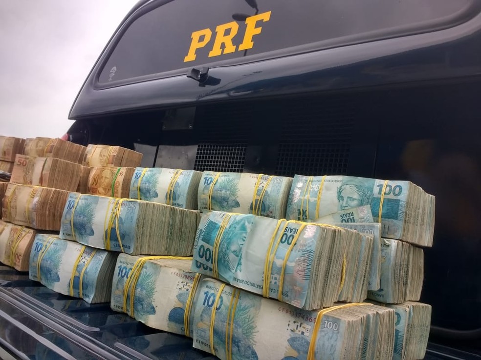 PRF encontrou notas de R$ 50 e R$ 100 dentro de carro, na rodovia Régis Bittencourt — Foto: Dione Aguiar / G1
