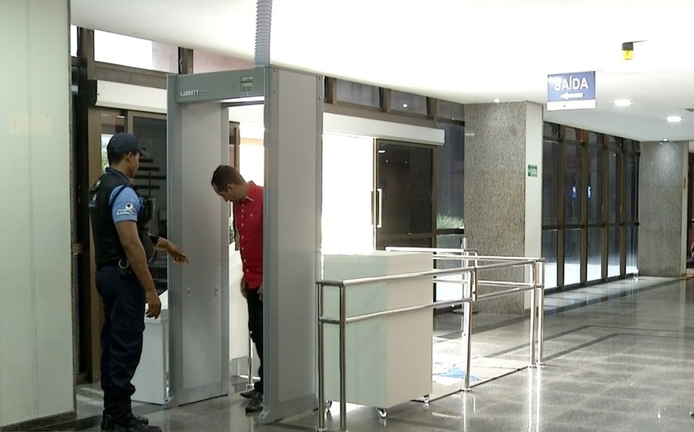 Entrada na AL só é liberada após revista — Foto: Reprodução/TV Anhanguera