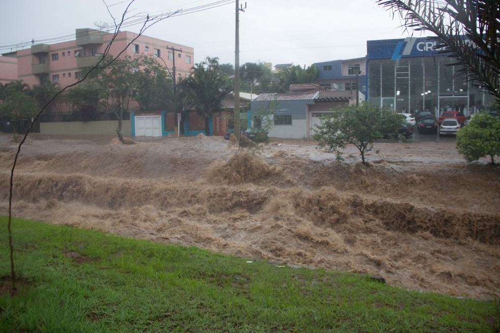 Chuva alaga São Carlos na tarde desta quarta-feira (28) — Foto: Lourival Izaque