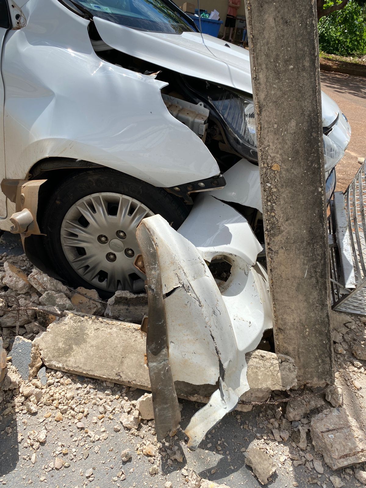 Carro bate em poste e deixa 85 residências sem energia