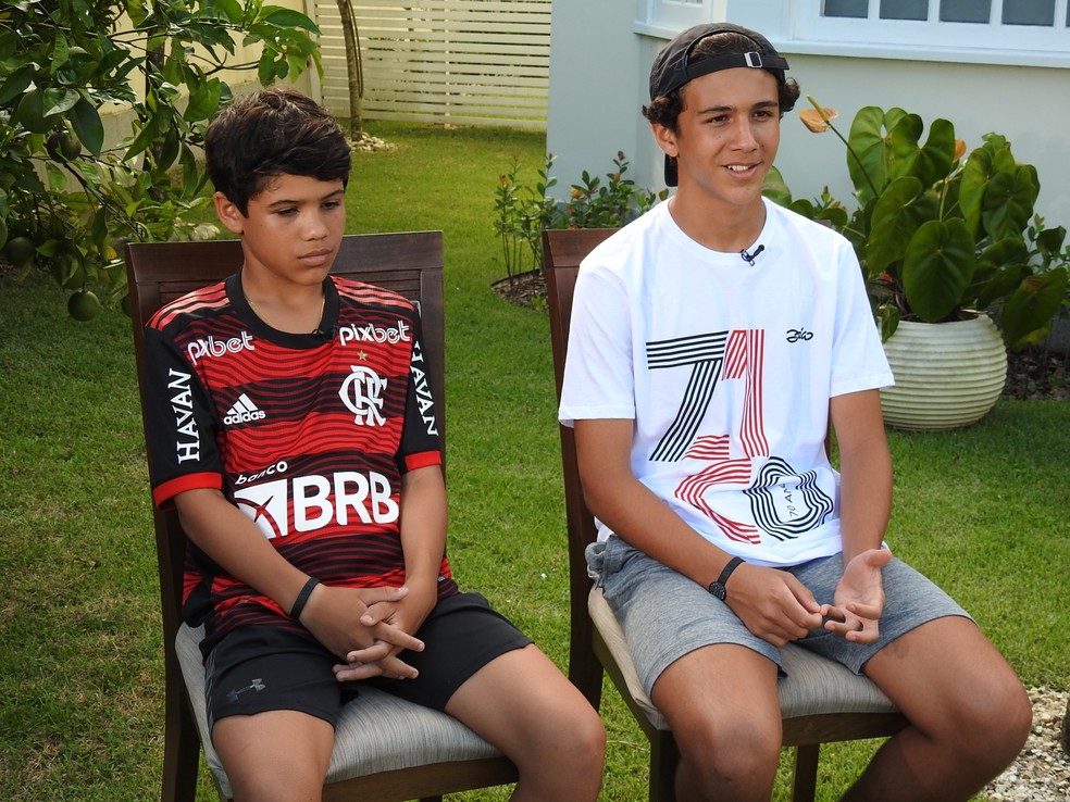 Gabriel, de 12 anos, e Felipe, de 14, falam de Zico, que completa 70 anos — Foto: Fred Gomes