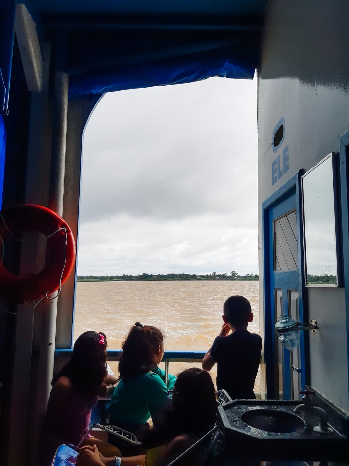 Crianças observando o movimento do Rio Amazonas, durante as 36 horas de navegação que separam Manaus-AM a Santarém-PA (Foto: @marcelooseas/ Divulgação)