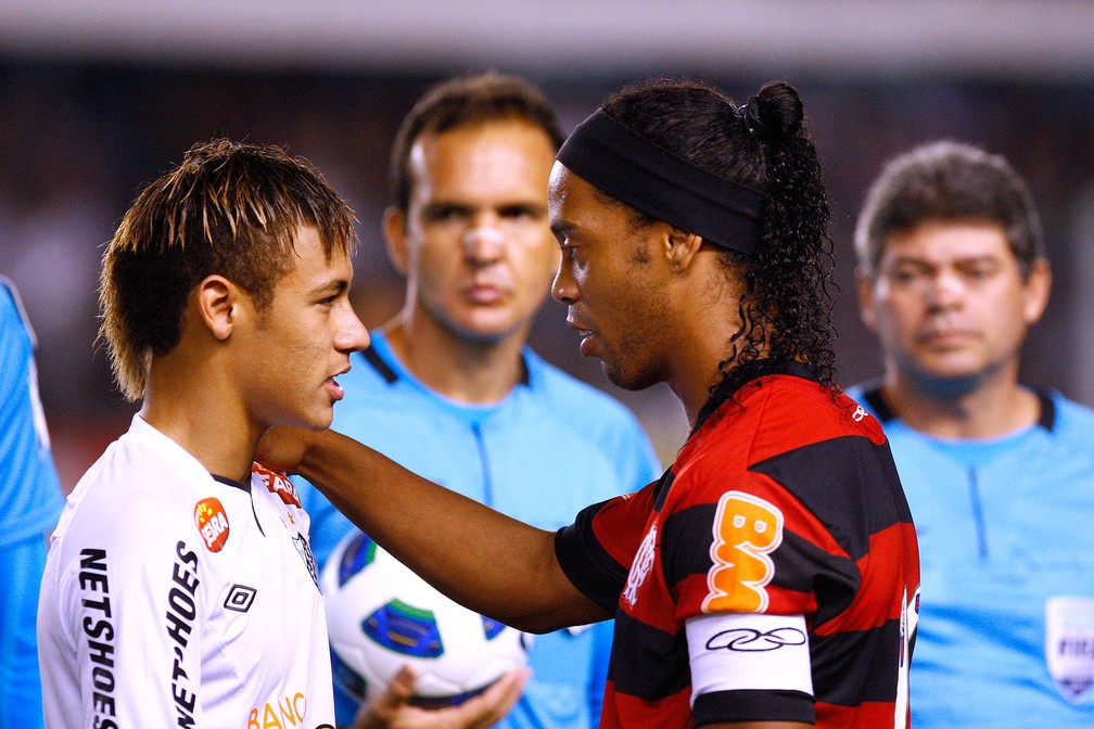 Neymar e Ronaldinho Gaúcho no Santos x Flamengo de 2011 — Foto: Agência Estado