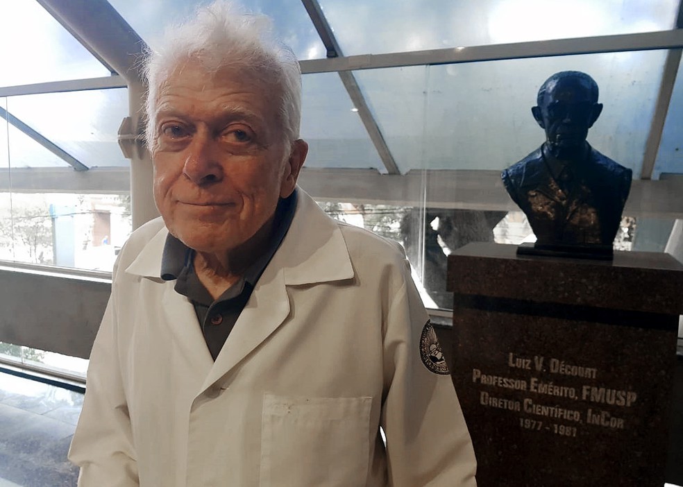 Euclydes Marques ao lado do busto de Décort, parceiros em primeiro transplante de coração (Foto: Carolina Dantas/G1)