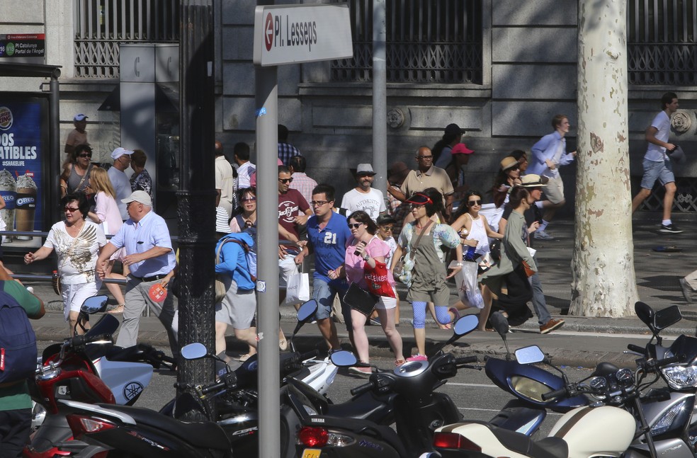 Pessoas fogem do local do ataque terrorista em Las Ramblas, Barcelona (Foto: Oriol Duran/ AP Photo)