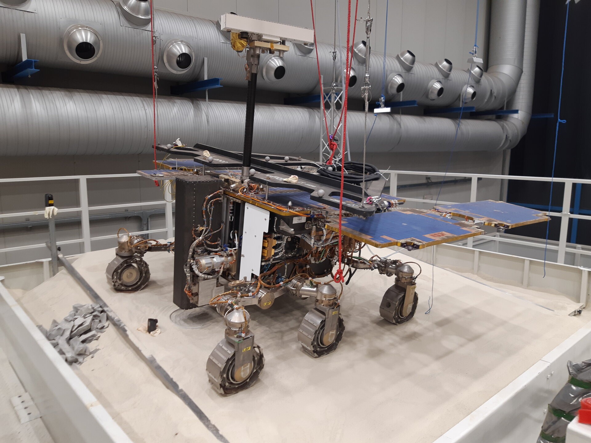 O rover ExoMars, ou Rosalind Franklin, durante testes na Terra para perfurar solo e coletar amostras (Foto: Thales Alenia/ESA)