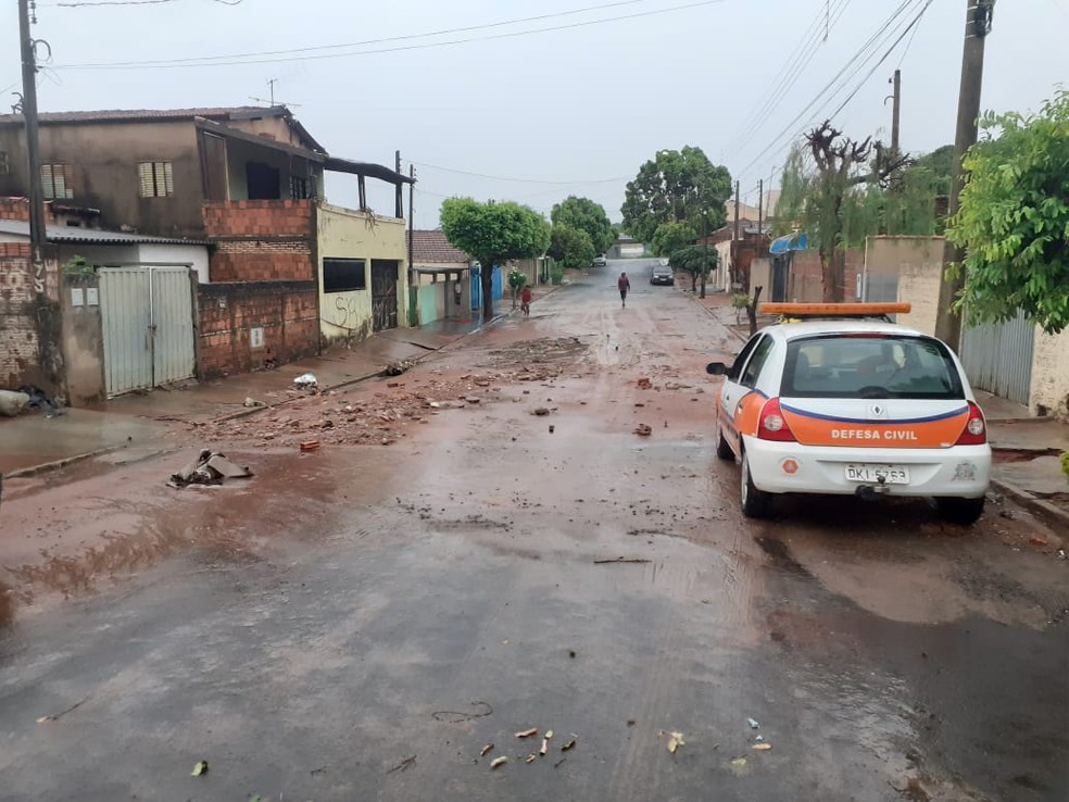 Chuva forte invade casas e causa prejuízos a moradores de Lins — Foto: Arquivo pessoal