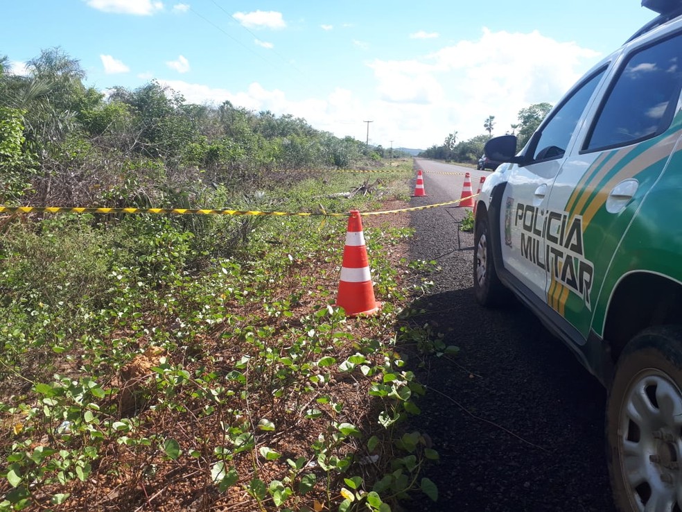 Vítima encontrada às margens de rodovia no Piauí estava com pés e mãos amarrados  — Foto: Divulgação/PM-PI