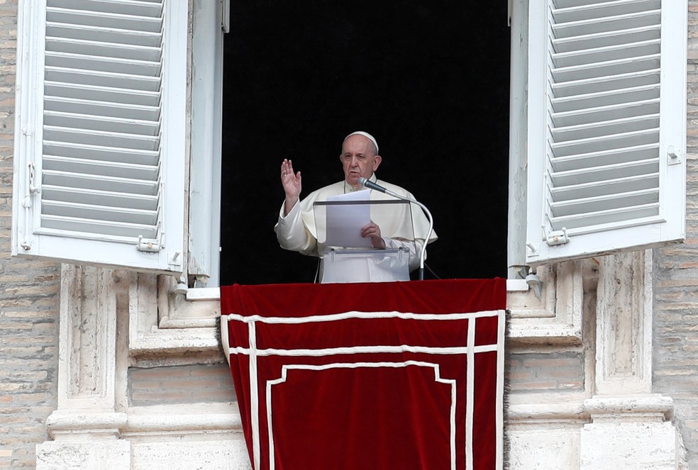 Papa Francisco durante oração do Angelus de sua janela no dia do lançamento de sua nova encíclica, intitulada "Fratelli Tutti" (Irmãos Todos), na Praça de São Pedro, no Vaticano, no dia 4 de outubro — Foto: Remo Casilli/Reuters