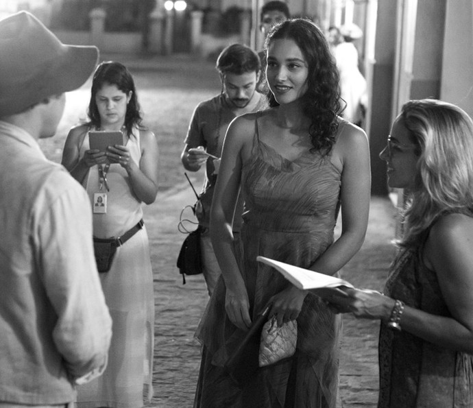 A diretora Ana Paula Guimarães conversa com Sergio Guizé e Debora Nascimento antes de uma gravação (Foto: Fábio Rocha / Gshow)