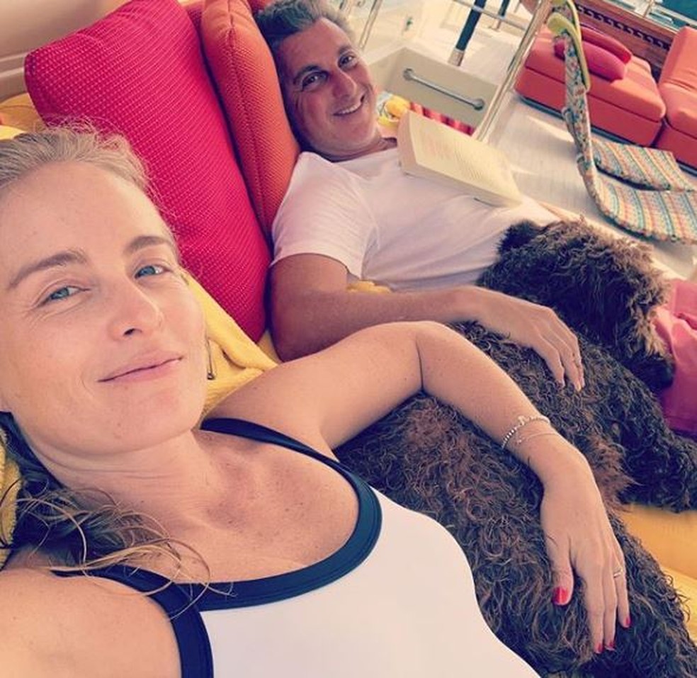 Angélica e Luciano Huck relaxam com Gringa, o mascote da família — Foto: Reprodução/Instagram