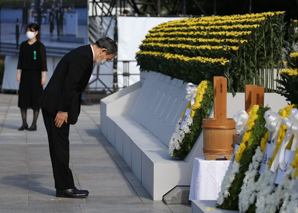 Primeiro-ministro do Japão, Yoshihide Suga, participa de homenagem às vítimas da bomba atômica em Hiroshima em 6 de agosto de 2021 — Foto: Jiji Press via AFP