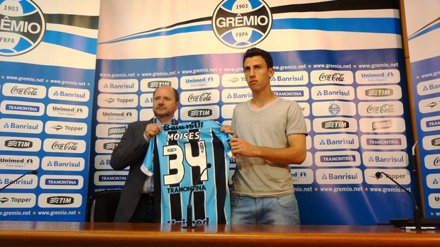 Moises é apresentado no Grêmio (Foto: Hector Werlang/GLOBOESPORTE.COM)