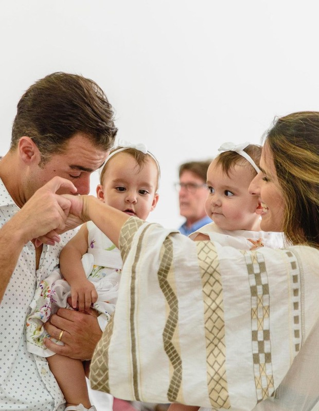 Joaquim Lopes e Marcella Fogaça com as filhas (Foto: Reprodução/Instagram)