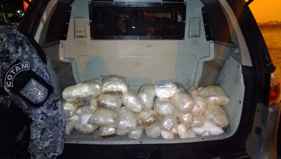 Polícia encontrou 25 quilos de cocaína e um quilo e meio de crack em uma residência em Maracanaú. — Foto: Polícia Militar/Divulgação