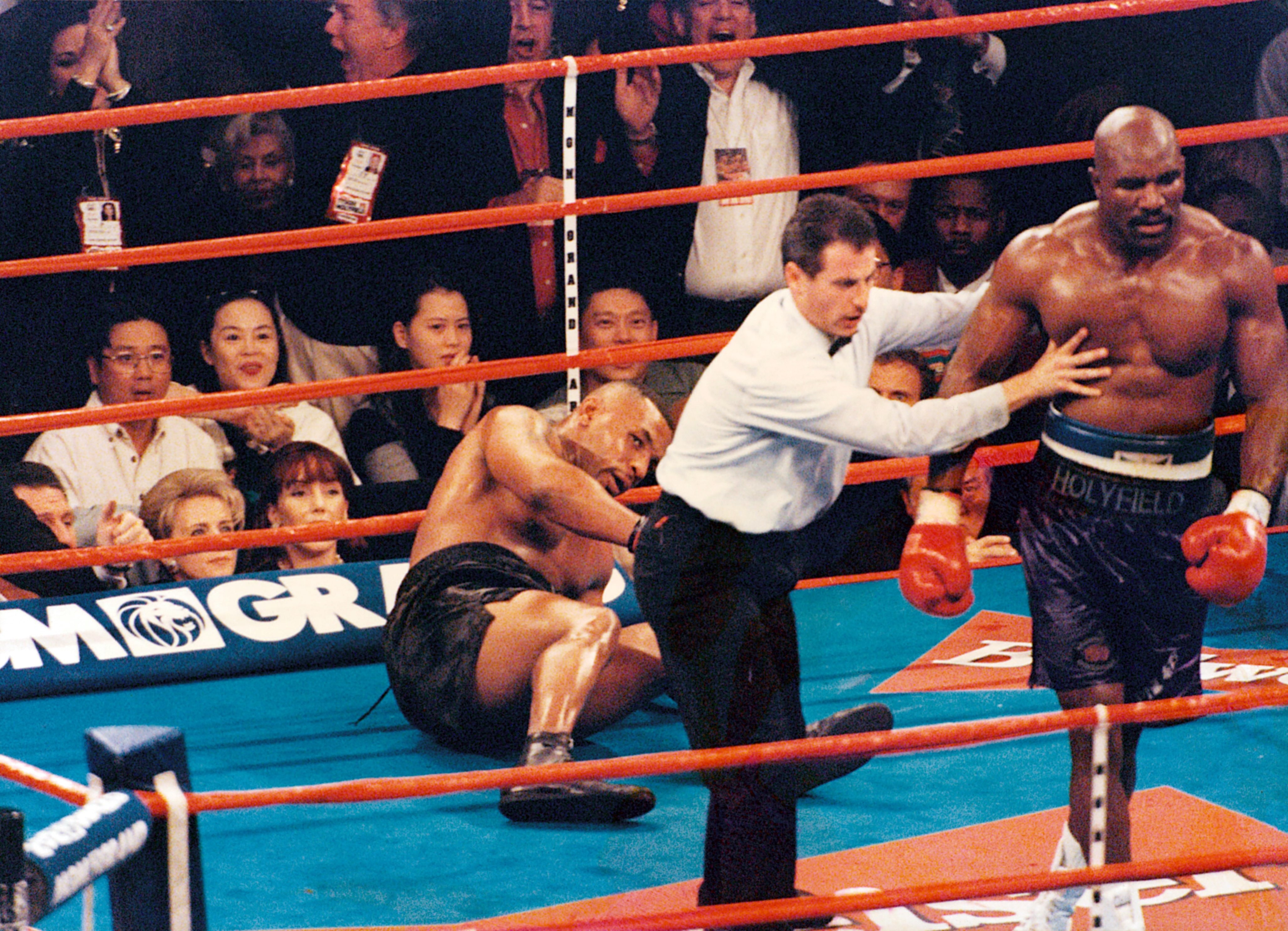 Mike Tyson caído em sua primeira luta oficial contra Evander Holyfield, em 1996 (Foto: Getty Images)