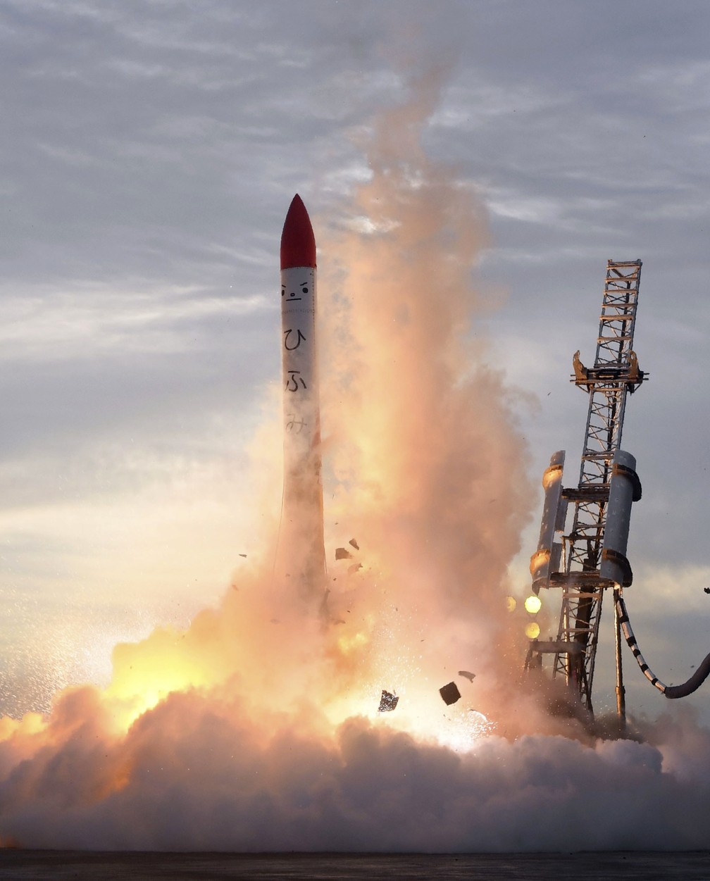 Foguete desenvolvido pela startup Interstellar Technologies caiu e explodiu segundos após seu lançamento, em Taiki, ilha de Hokkaido, Japão. (Foto: Masanori Takei/Kyodo News via AP)
