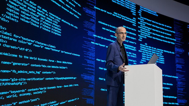 Yuval Noah Harari em palestra no Fórum Econômico Mundial (Foto: Divulgação)