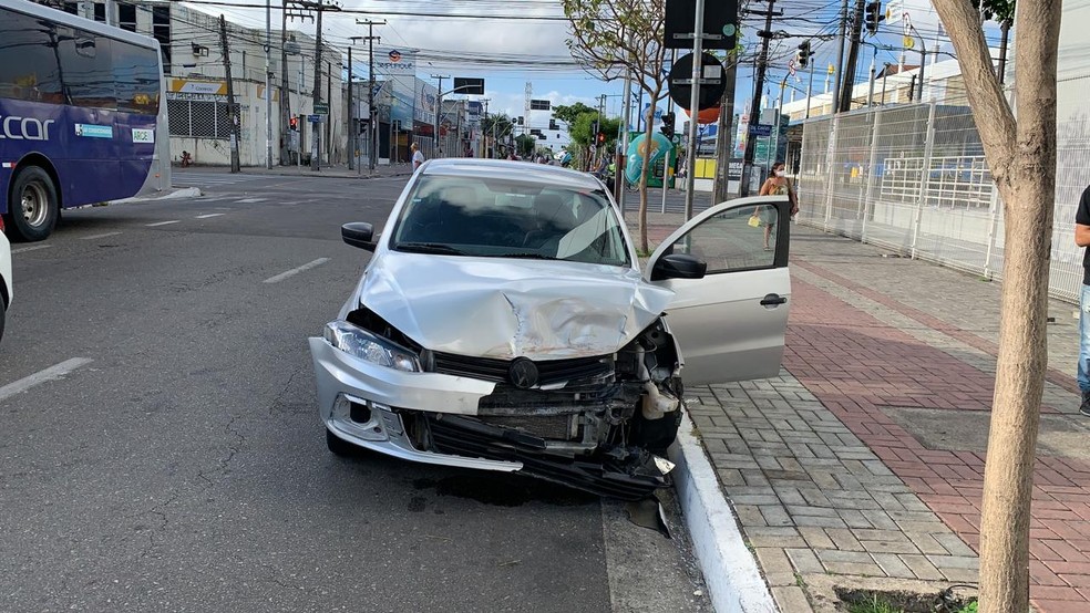 Veículo de aplicativo seguia sentido a Praia de Iracema quando atingiu a parte raseira da ambulância. — Foto: Isaac Macêdo/ SVM
