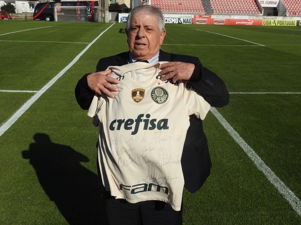 Manuel Potinho, primeiro técnico de Abel Ferreira, posa com camisa do Palmeiras — Foto: Thiago Ferri