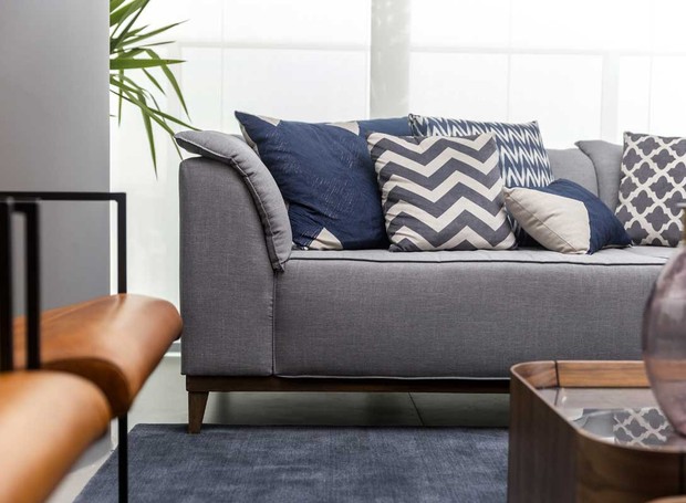 Acertar no tamanho do sofá é importante para ter boa circulação no ambiente. Projeto do escritório Altera Arquitetura (Foto: Divulgação)