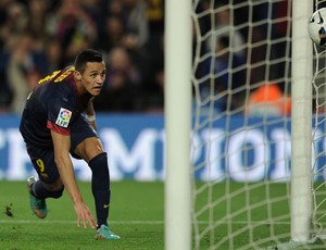 Alexis Sanchez marca gol do Barcelona sobre o La Coruna (Foto: AFP)