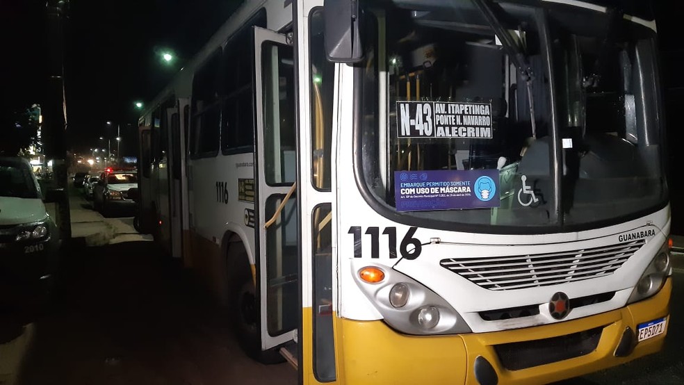 Ônibus da linha N-43 foi assaltado na noite desta quinta-feira (6) em Natal. — Foto: Sérgio Henrique Santos/Inter TV Cabugi