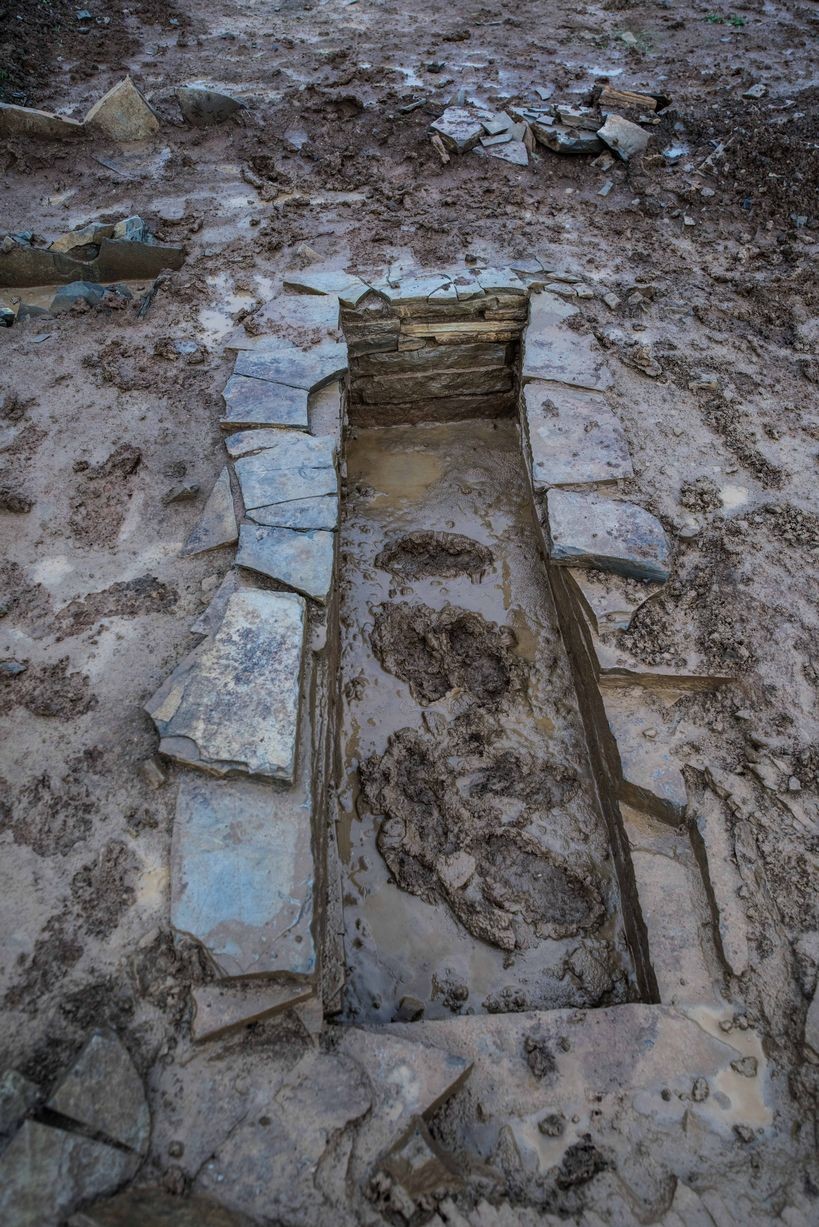 Tumbas foram escavadas na rocha e decoradas com pedras (Foto: South West Heritage Trust)