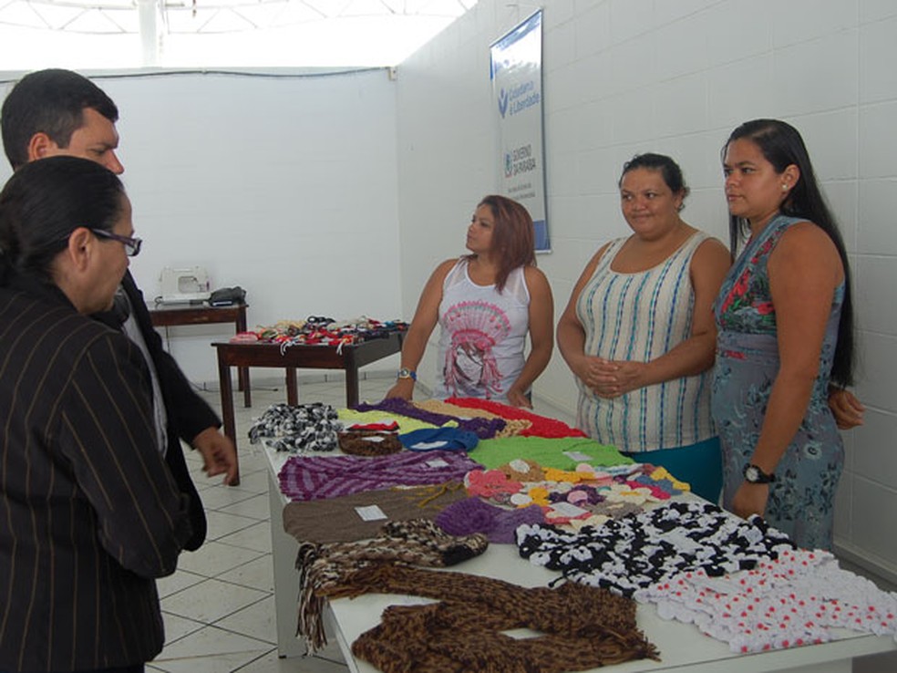 Presas que participavam de oficinas de artesanato no presídio do Serrotão, na época da inauguração (Foto: Taiguara Rangel/G1)