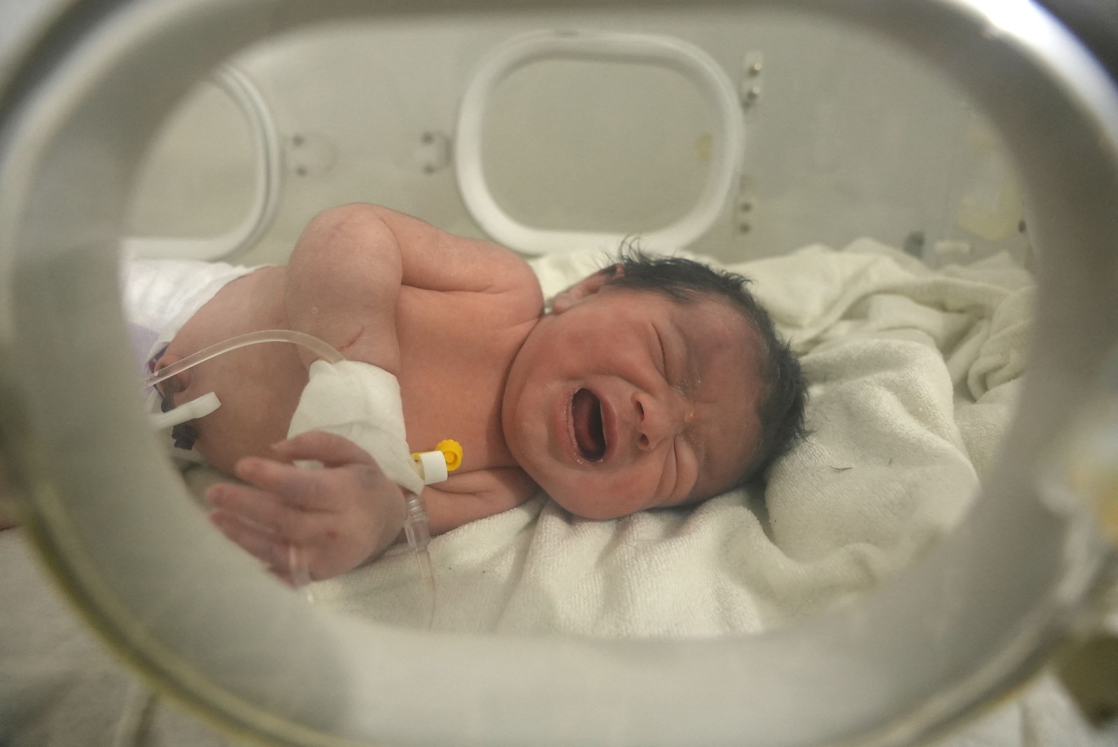 Recém-nascido foi resgatado com vida no dia seguinte ao terremoto de magnitude 7,8 que atingiu a região de Hatay — Foto: RAMI AL SAYED/AFP