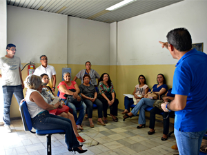 Servidores fazem reunião em sede da gerência do INSS em Rio Branco  (Foto: Quésia Melo/ G1)