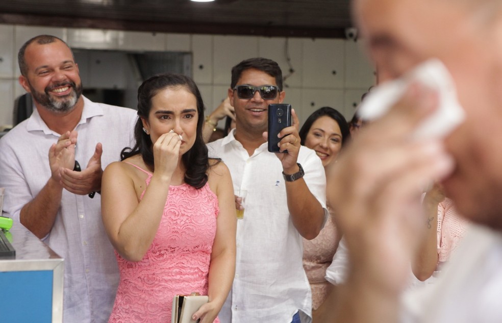 Convidados participam de casamento em boteco na Zona Norte do Rio — Foto: Berg Silva/Divulgação