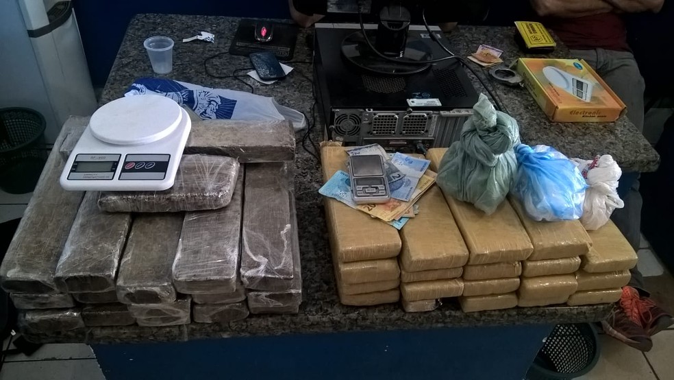 Droga foi localizada em uma casa do Bairro Teixeirão (Foto: Magda Oliveira)