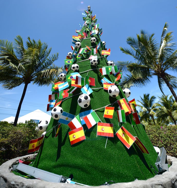 Árvore de Natal enfeites sorteio Copa do Mundo Costa do Sauípe (Foto: AFP)