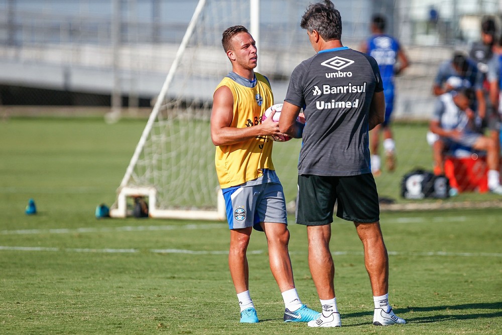 Reposição no grupo e linha de produção: como o Grêmio encara a saída de Arthur