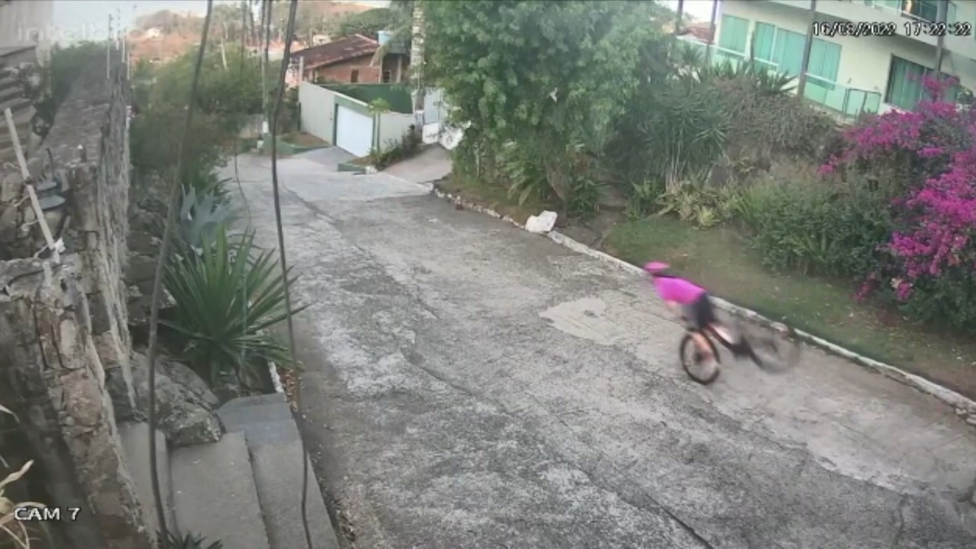 Vídeo: ciclista cai de bicicleta ao descer ladeira no Morro do Moreno, em Vila Velha, ES