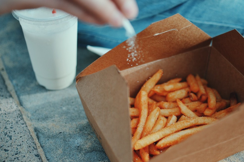 Alimentação pobre em nutrientes levou jovem a sofrer perda irreparável na visão — Foto: Emmy Smith/Unsplash