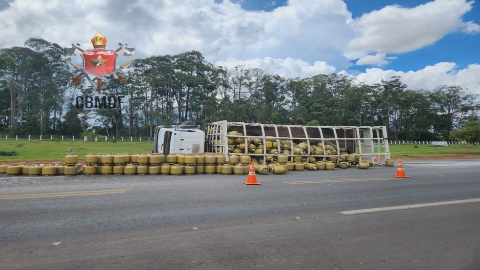 Caminhão carregado com botijões de gás tomba após ser fechado por carro no DF — Foto: Divulgação/CBMDF