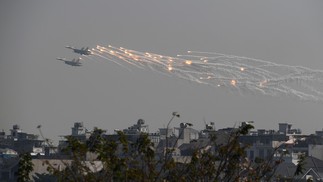 Aviões de combate da Força Aérea Popular do Vietnã realizam exercícios sobre Hanói.  — Foto: Nhac NGUYEN / AFP