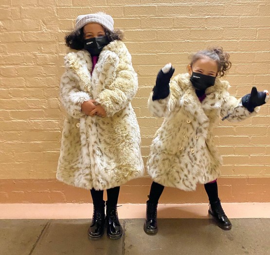 As sobrinhas-netas de Kamala Harris com o look inspirado em foto da tia-avó no início dos anos 1970 (Foto: Twitter)